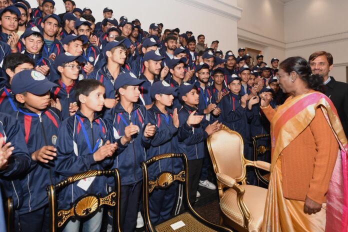 Jammu and Kashmir Youth Delegation Meets President During 'Watan ko Jano' Program